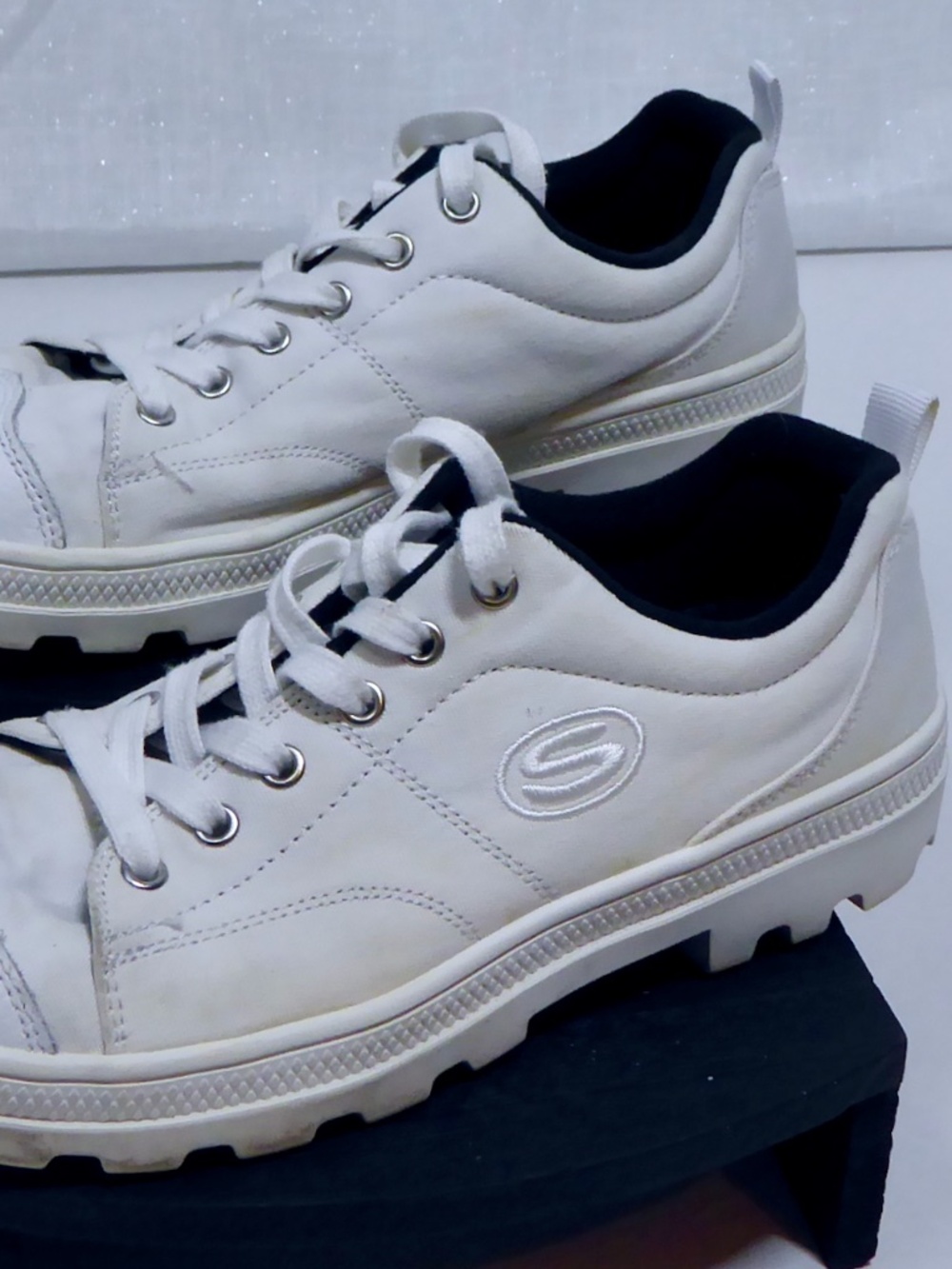 Skechers Womens Roadies True Roots Sneakers White Canvas Lug Sole Lace Shoes 7.5